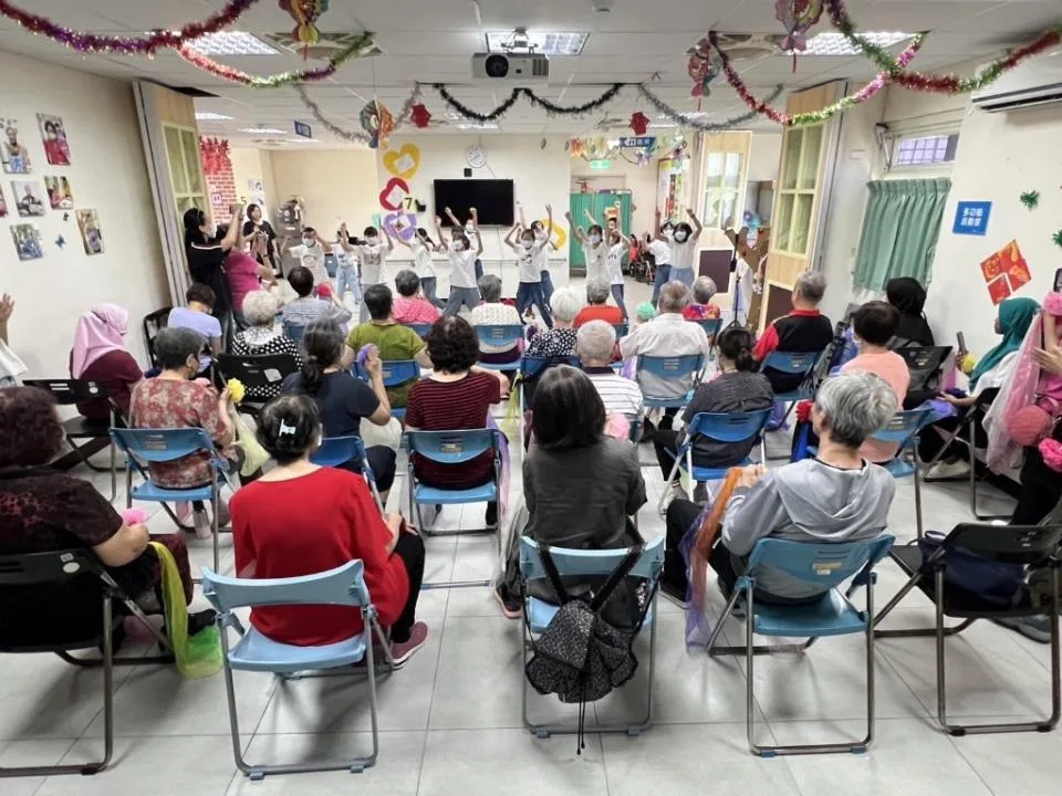 透過表演、互動,能讓失智症長輩感受到更多的支持與尊重。衛福部八里療養院提供