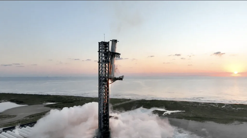第1節的助推器升空之後成功回到發射台，透過機械手臂固定回收。翻攝自SpaceX影片