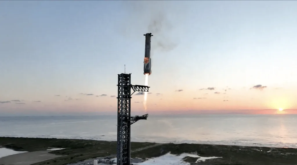 SpaceX星艦五度試飛，成功用「筷子」回收火箭。翻攝自SpaceX影片