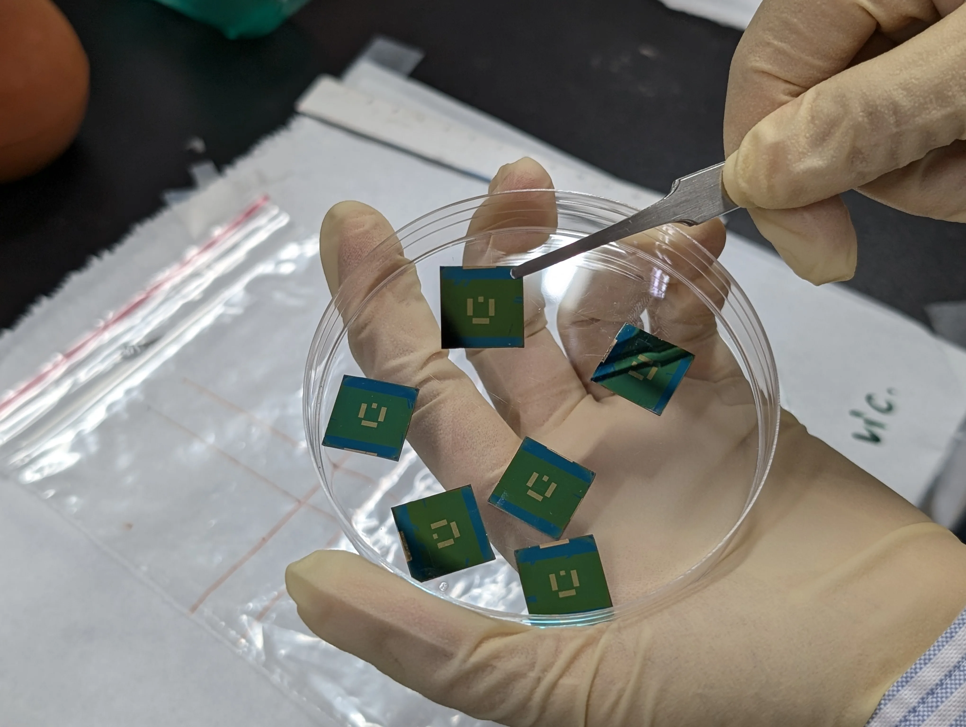邱昱誠副教授指導學生高分子電晶體製備與量測。台科大提供