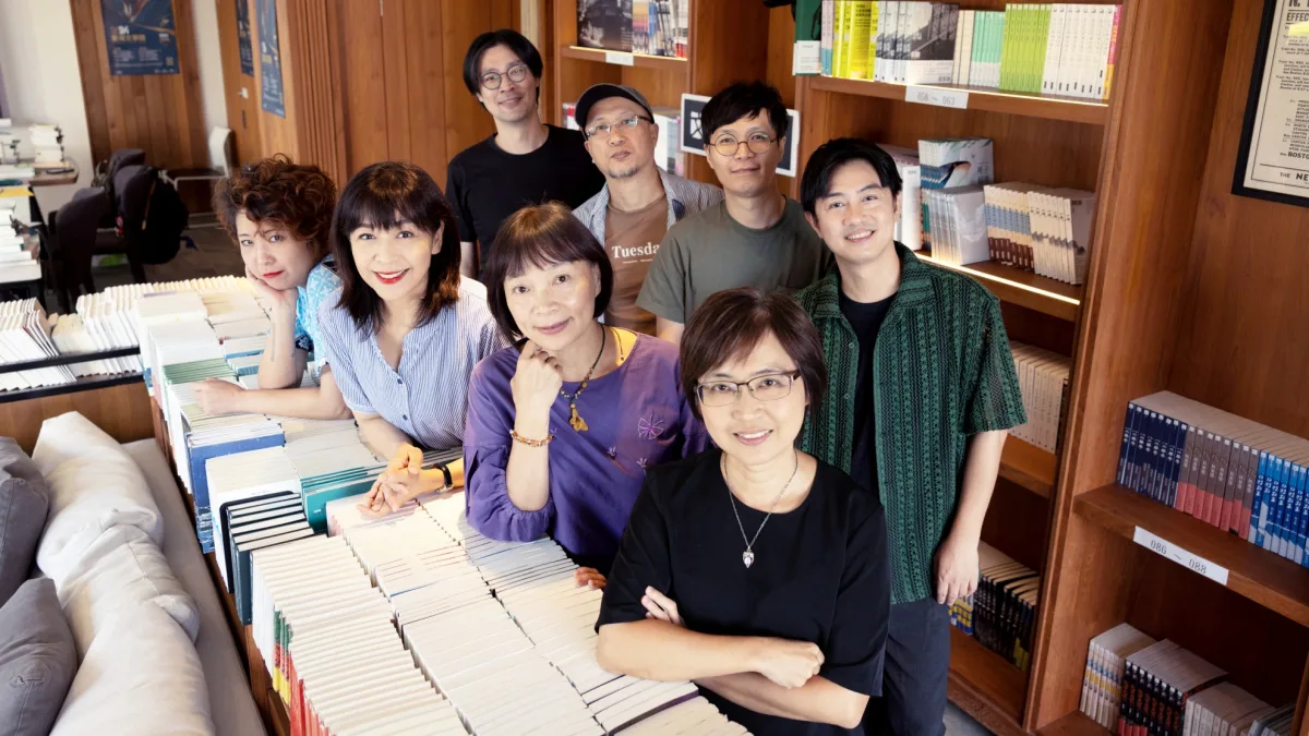 本屆評審團,前排左起:崔舜華、朱國珍、楊翠與臺灣文學館館長陳瑩芳;後排左起:冬陽、丁名慶、林運鴻與馬翊航。國立臺灣文學館提供