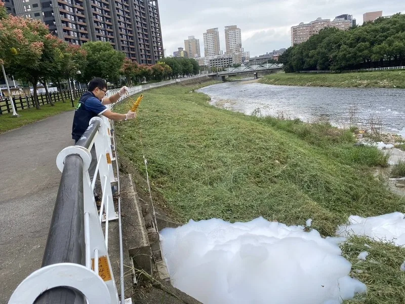 桃園市南崁溪國慶日發生排放白色泡沫事件，14日再度遭民眾檢舉有大量白色泡沫排出。桃市府提供