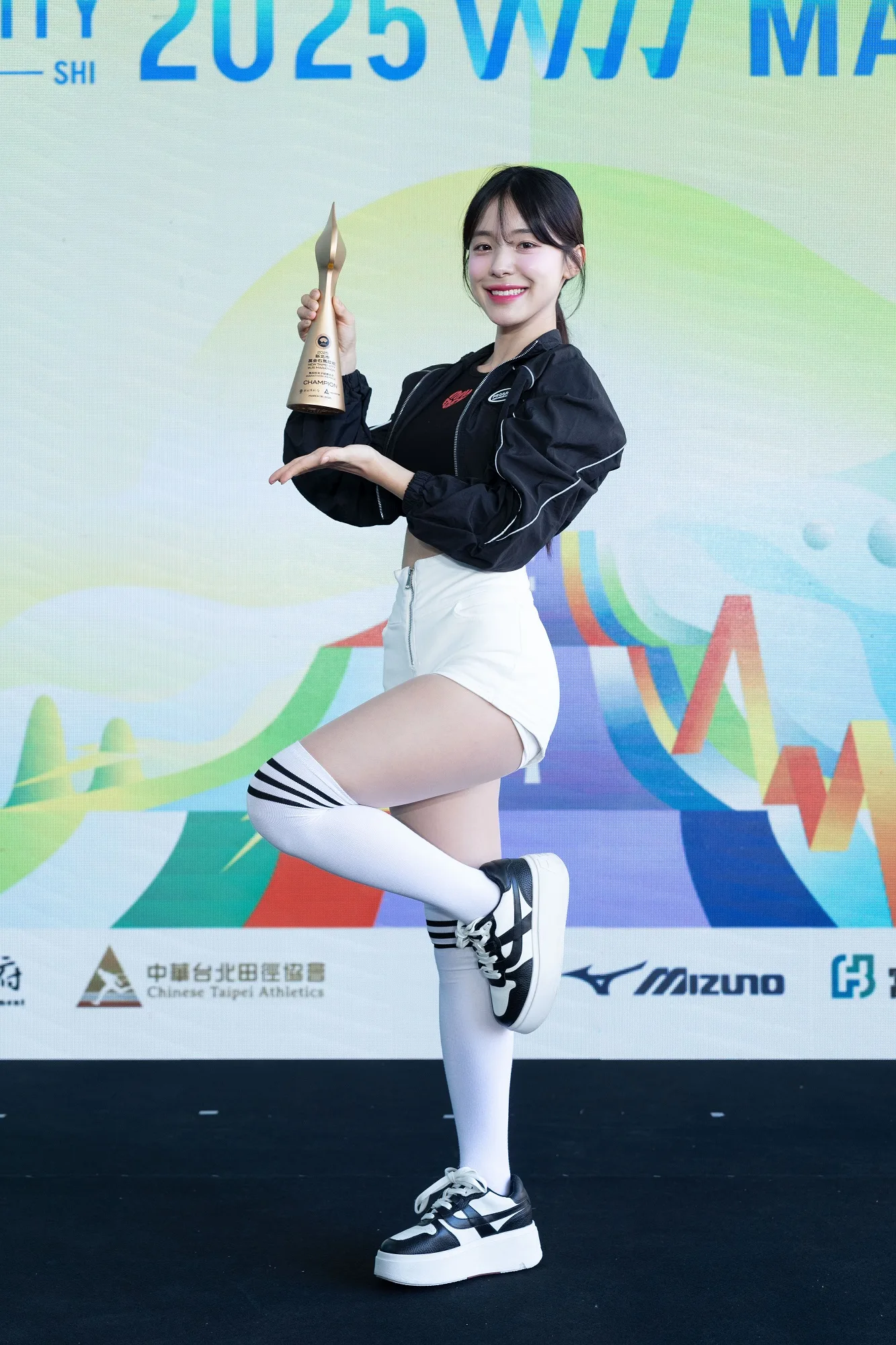李多慧展示2025萬金石馬拉松獎盃。新北市政府提供