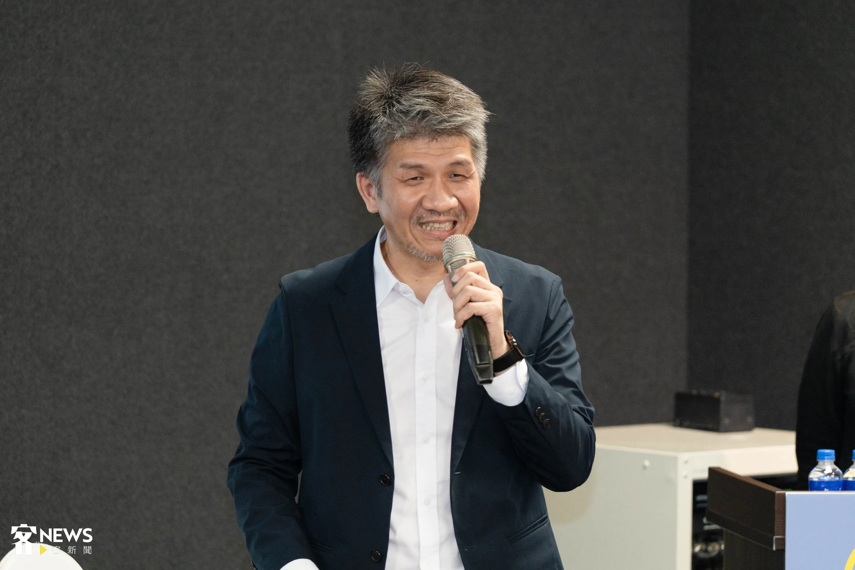 客家公共傳播基金會總經理莊勝鴻，簡報客傳會過去一年所做的成果與遇到的困難。范修語攝