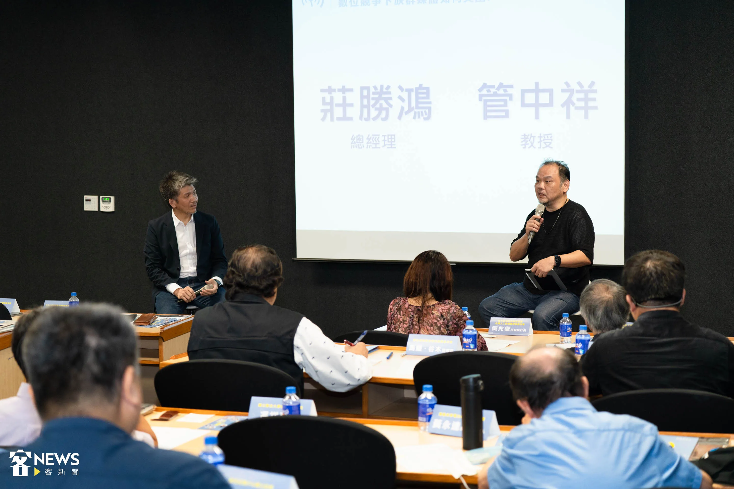 左起莊勝鴻總經理、管中祥教授針對族群媒體、分眾市場做討論。范修語攝