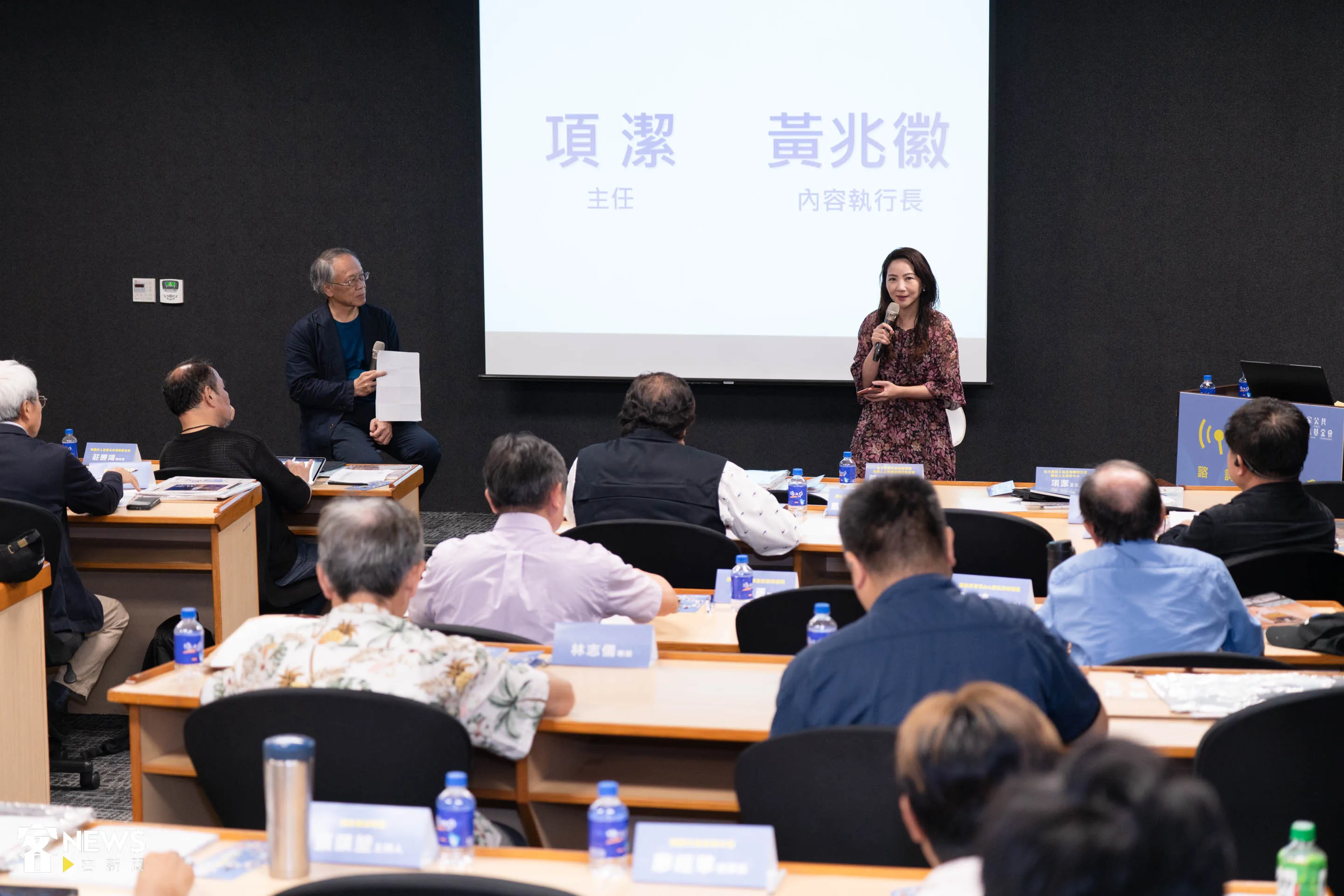 數位人文研究中心主任項潔、台灣人工智慧實驗室基金會內容執行長黃兆徽進行對談。范修語攝