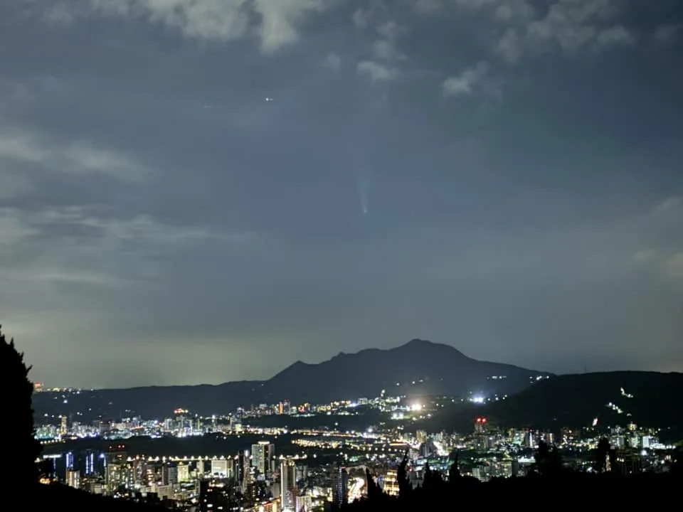 民眾實測手機,確實都能拍到彗星蹤跡。翻攝自臺北天文通 臉書