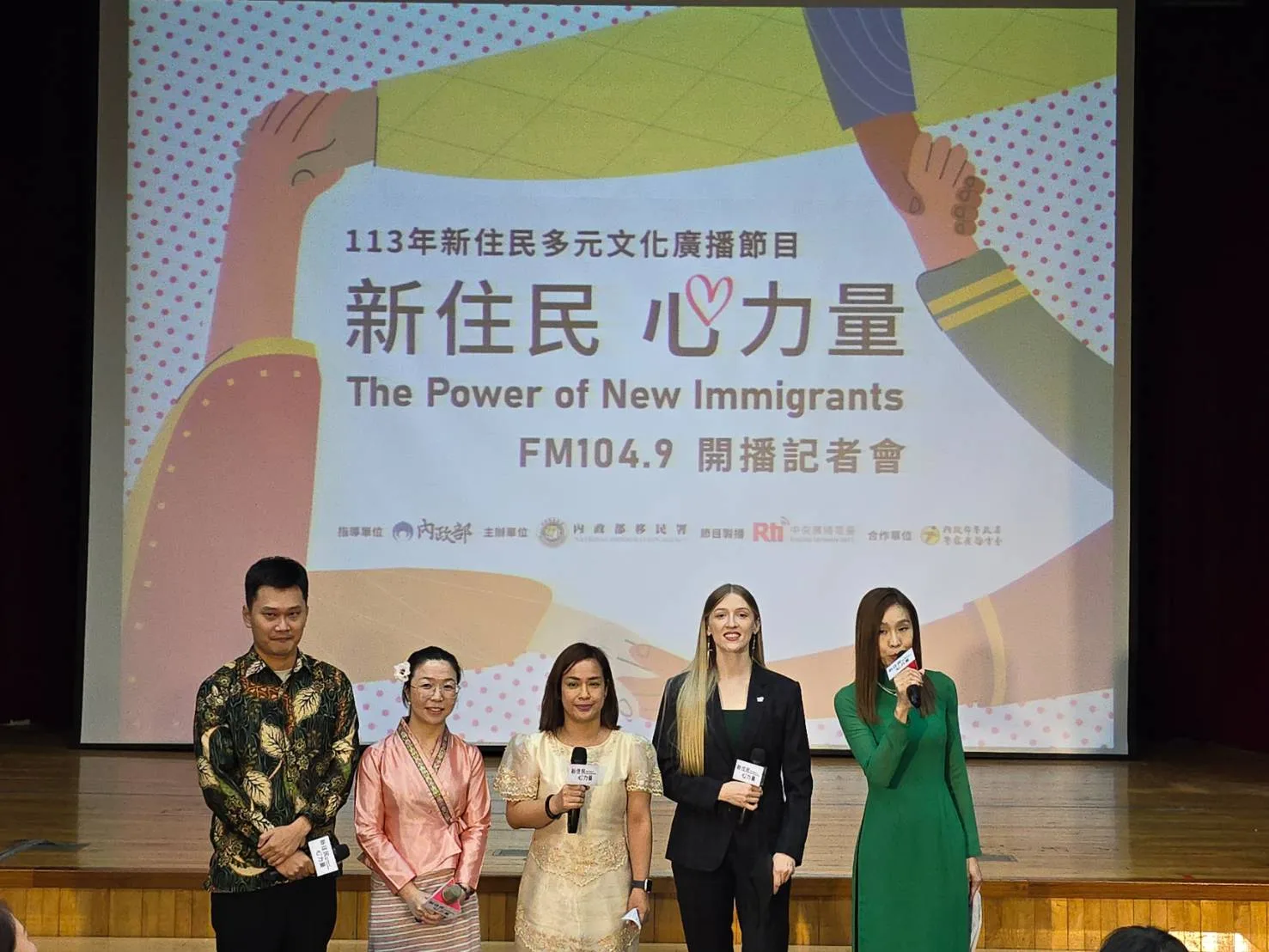 廣播節目「新住民心力量」主持群，左起印尼尤繼富、泰國陳孝珍、菲律賓何薇薇、美國崔璀燦、越南范瑞薔薇。移民署提供