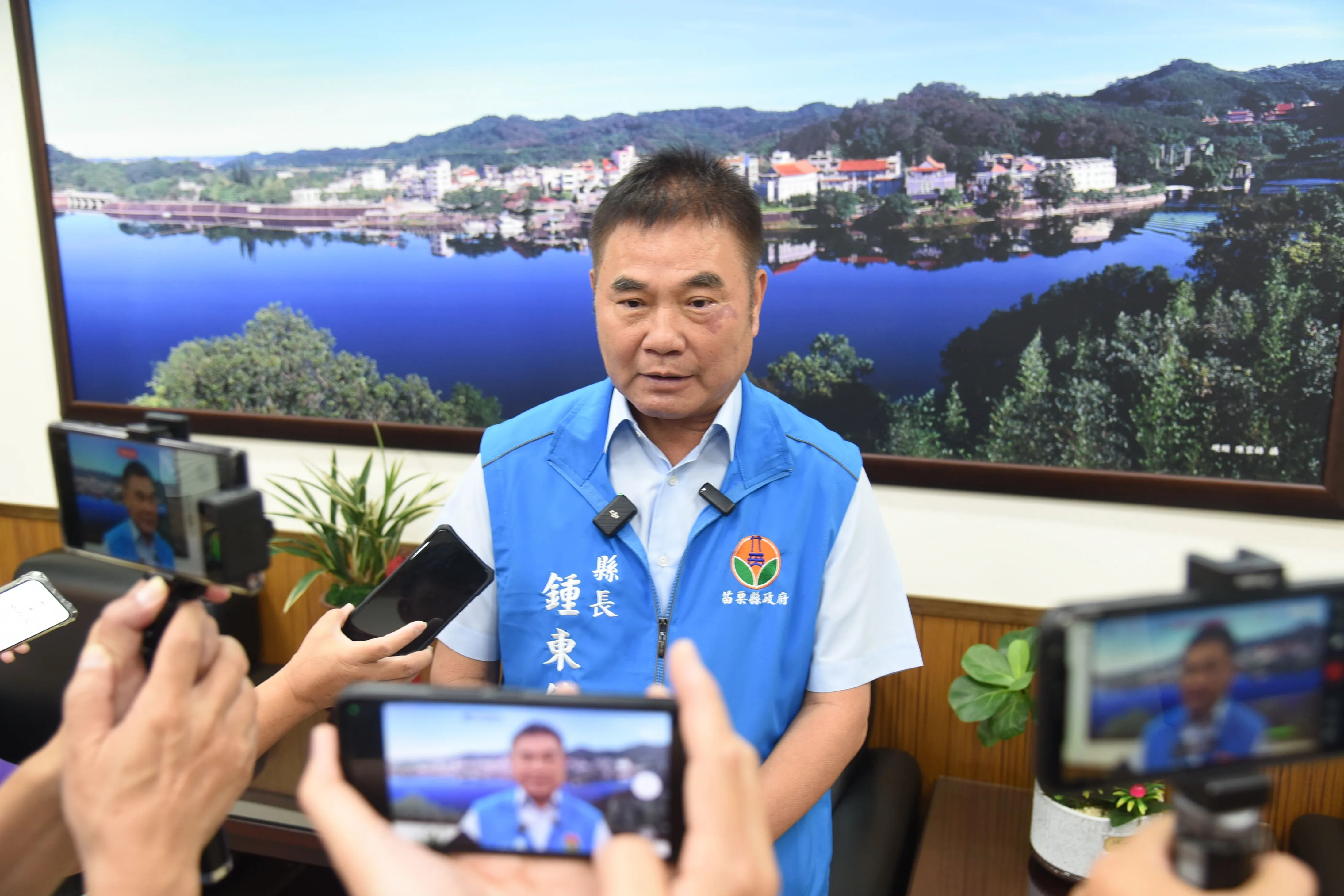 苗栗縣長鍾東錦今天開記者會向齊柏林兒子、齊廷洹道歉。苗縣府提供