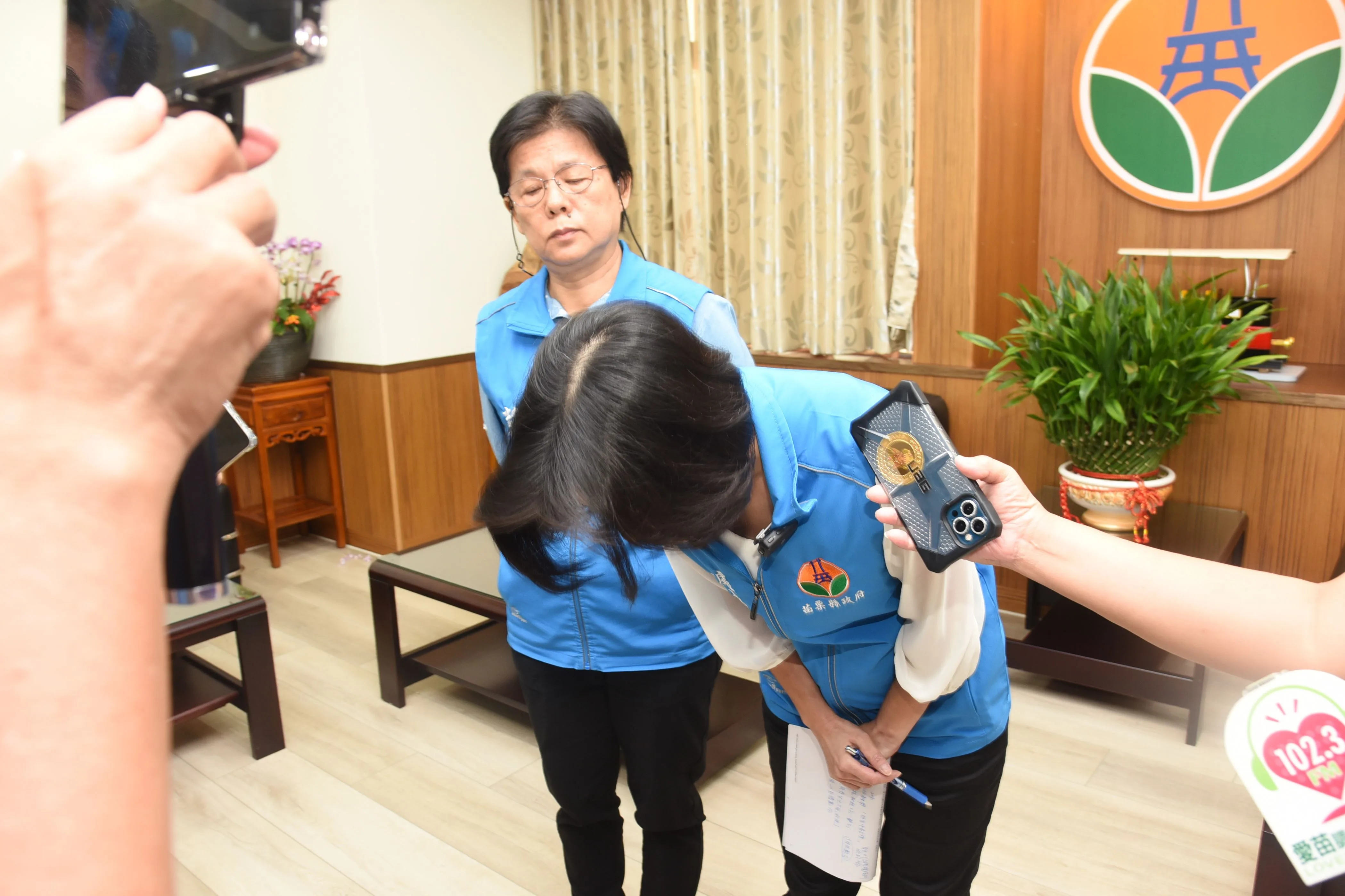 苗縣府教育處長葉芯慧和圖資科長彭秀珍公開道歉。苗縣府提供