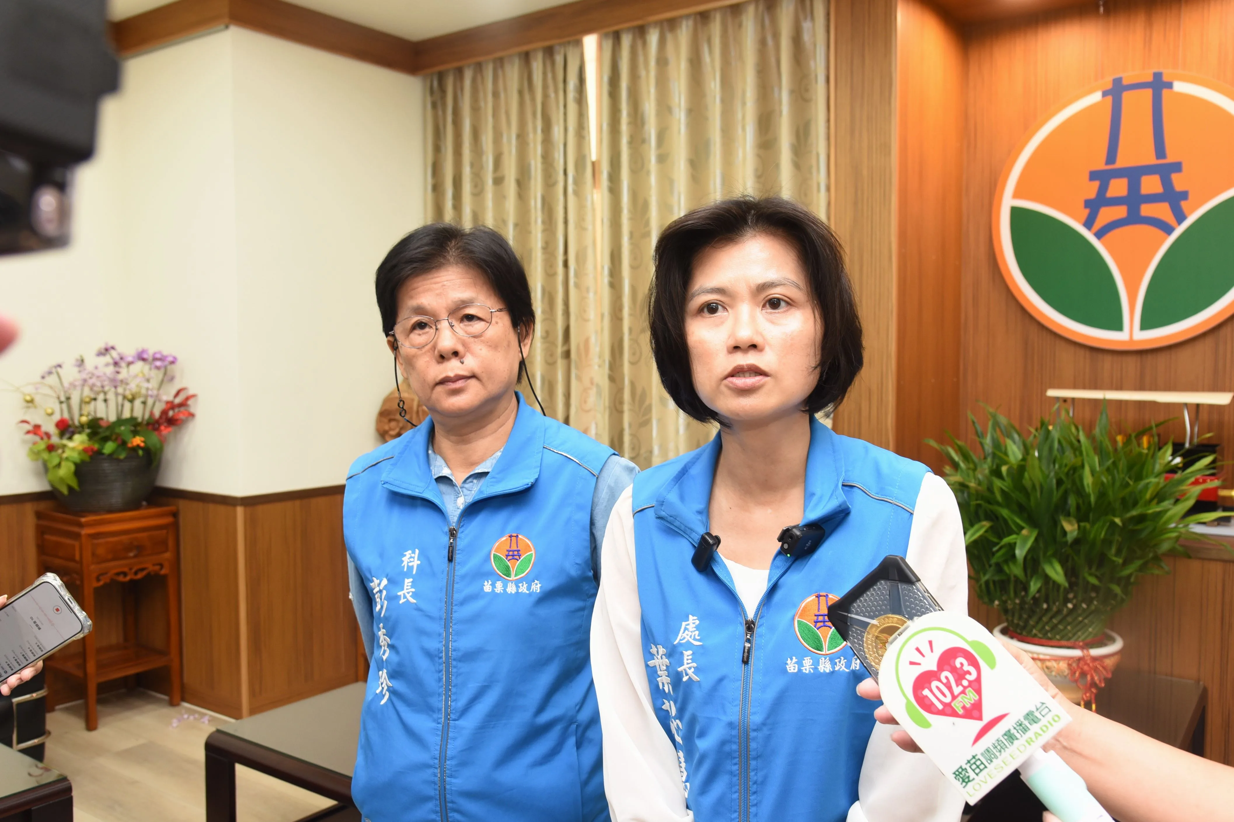 苗縣府教育處長葉芯慧和圖資科長彭秀珍說明事發經過。苗縣府提供