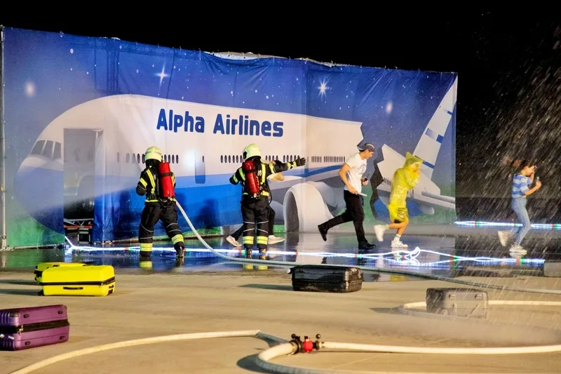 桃機16日晚間模擬客機降落時發生故障導致鼻輪無法操控轉向，航機著陸後衝出跑道起火燃燒，機場消防獲報馳援。中央社