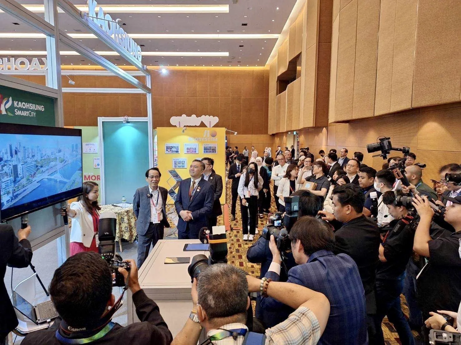 高雄市副市長林欽榮（圖中左1）於SDEC高雄館接受媒體採訪。高雄市政府提供