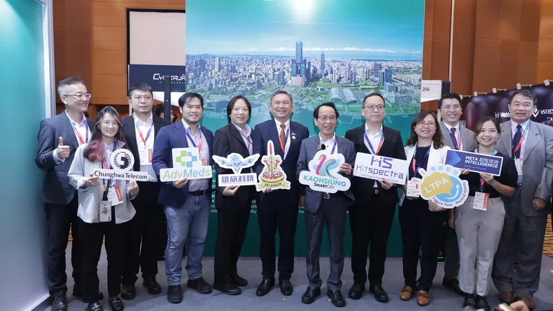 馬來西亞官員在智慧城市與數位經濟大會與高雄市副市長林欽榮（左7）、高雄館參展人員合影。中央社