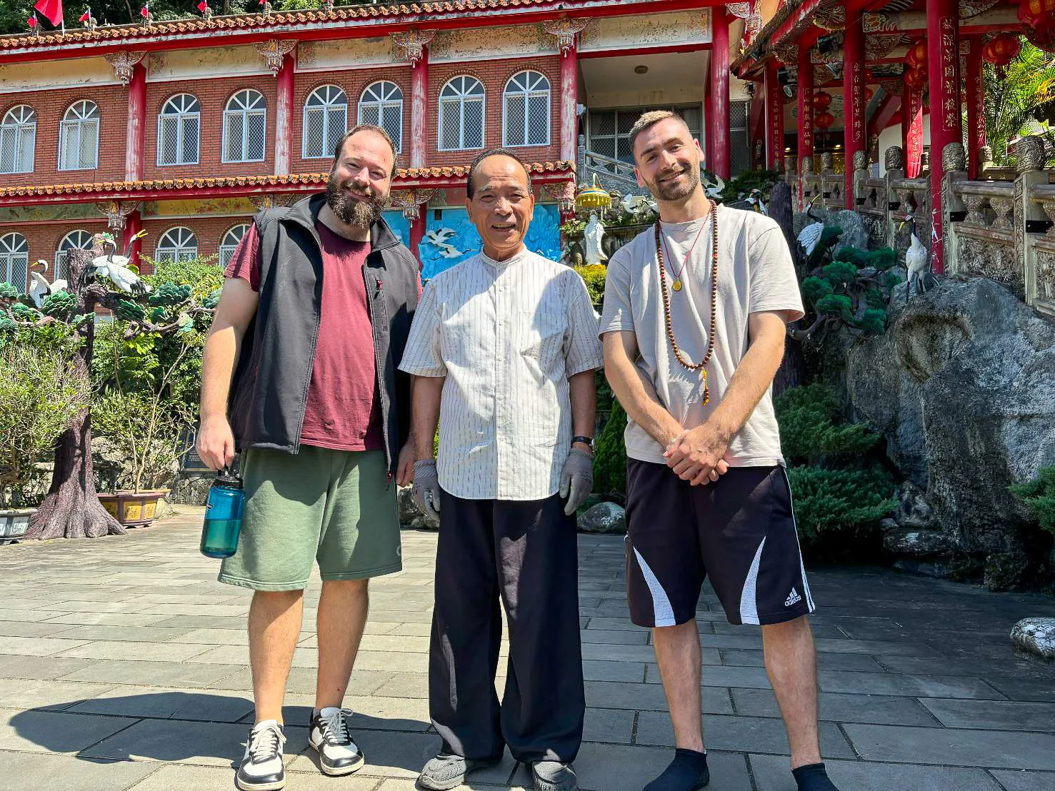 獅頭山勸化堂常有歐美人士前來靈修，感受東方宗教文化之美，圖為靈修者與勸化堂董事長黃錦源（中）合影。黃錦源提供