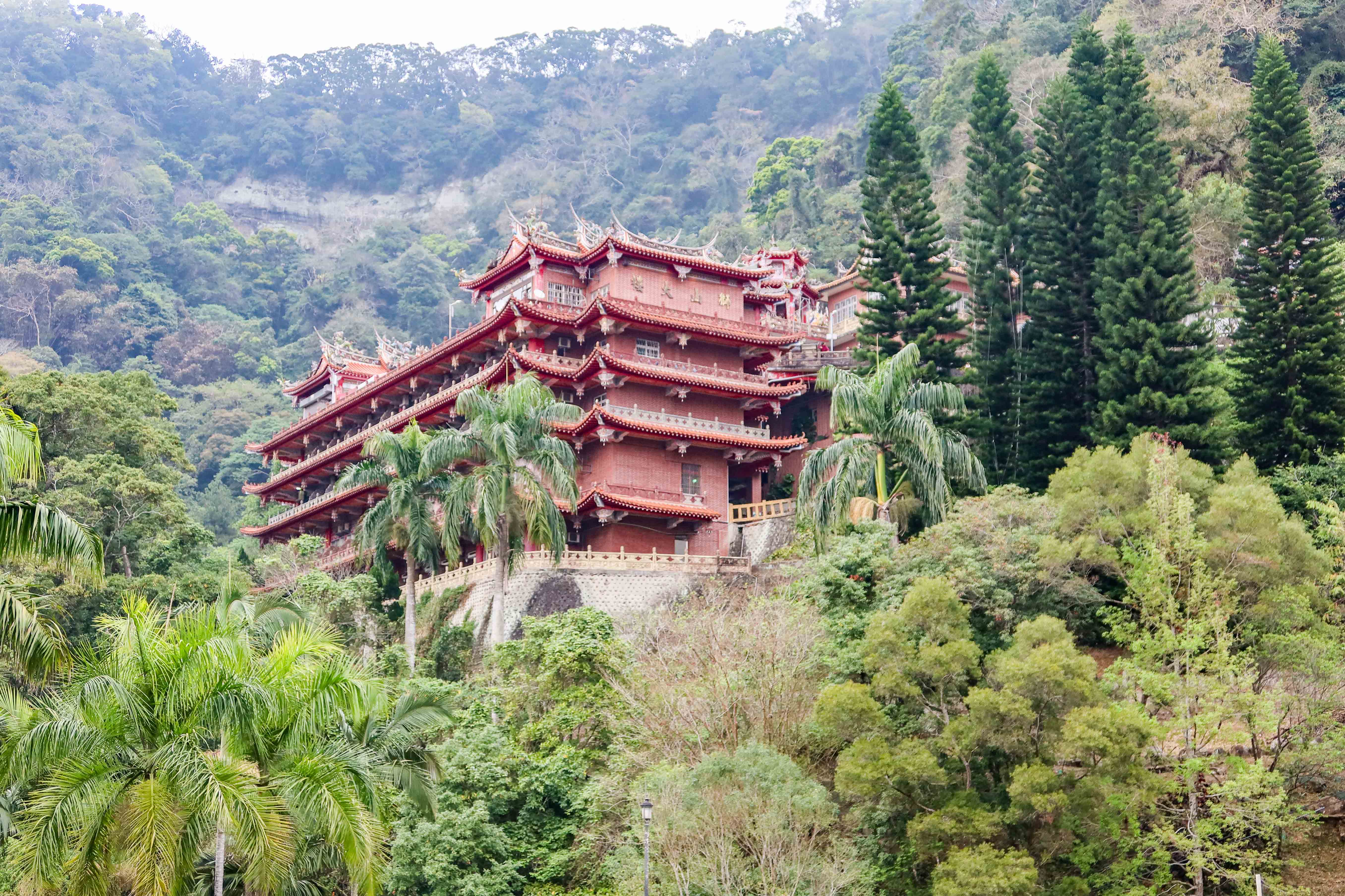 橫跨新竹、苗栗兩縣的獅頭山，兼具宗教靈修與登山健走之美，觀光人潮位居苗栗縣第二，圖為位於南庄鄉前山的勸化堂寺院群。何來美攝