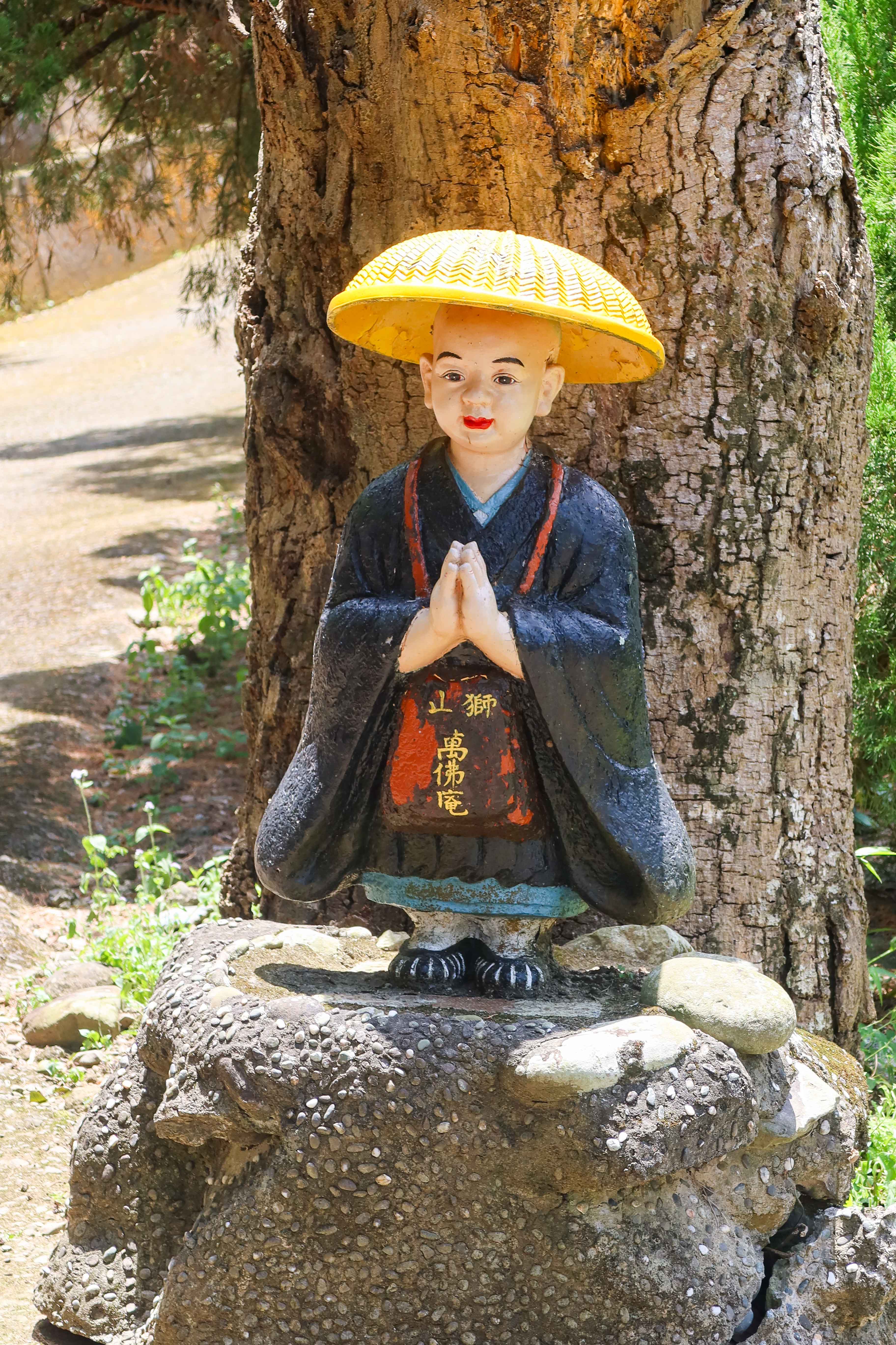 獅頭山前山萬會庵的小沙彌塑像非常可愛。何來美攝