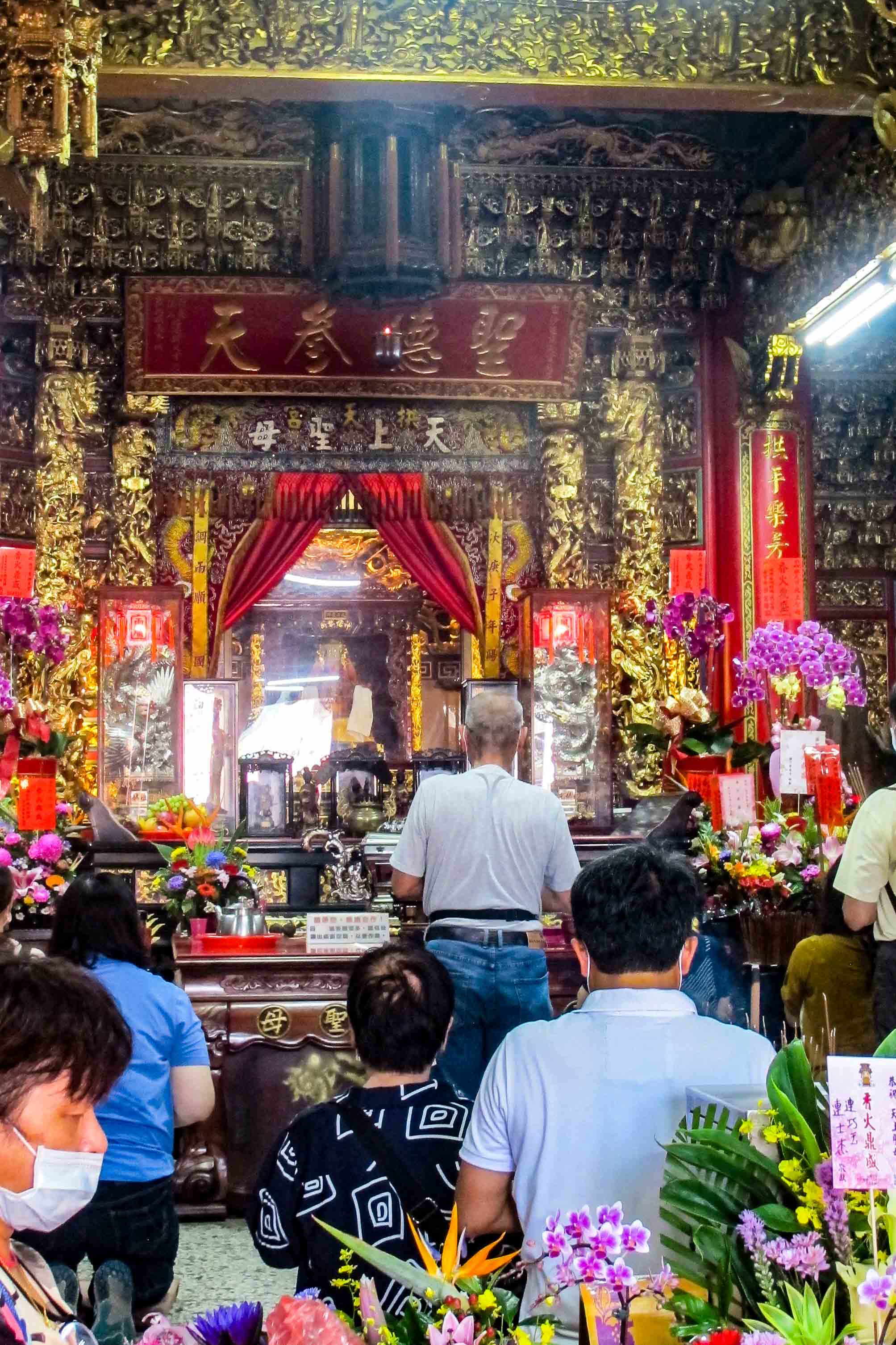 通霄白沙屯拱天宮媽祖已成全國宗教觀光聖地，平日前往參拜信眾很多，躍居苗栗縣觀光人潮第一名。何來美攝