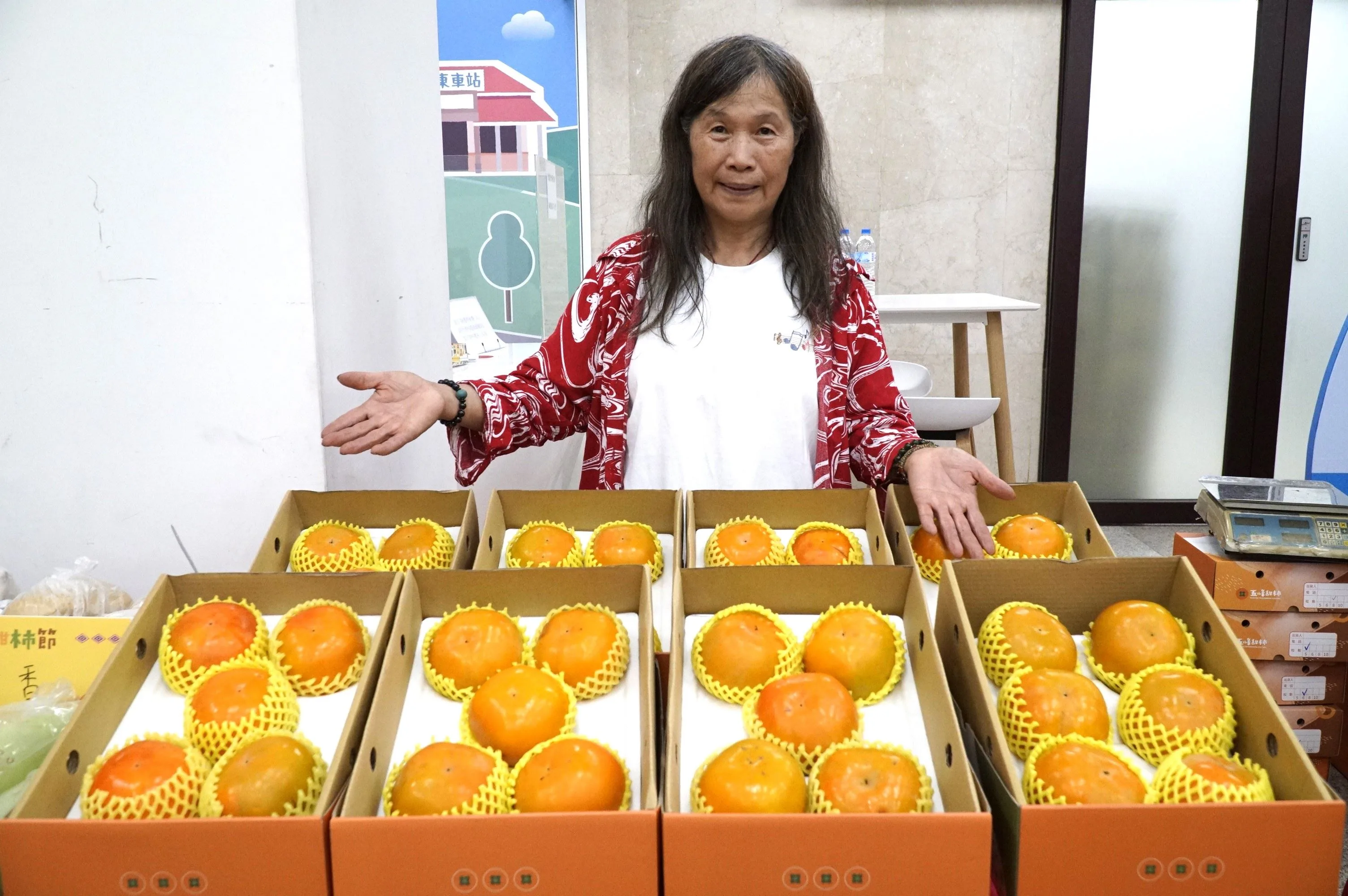農民與大家共享豐收的喜悅。竹縣府提供