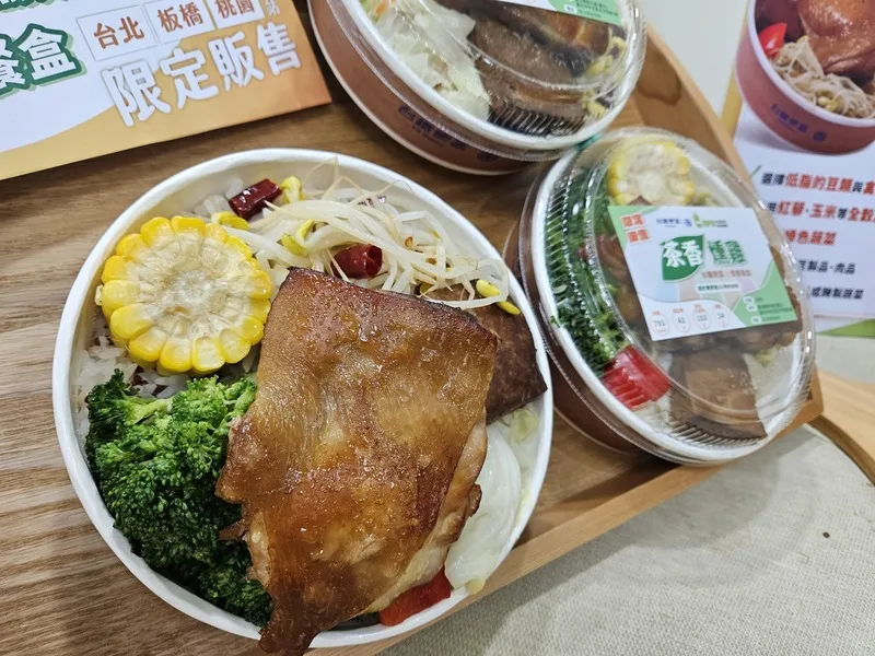 台鐵新推出熱量僅791大卡的「茶香燻雞便當」。台鐵提供