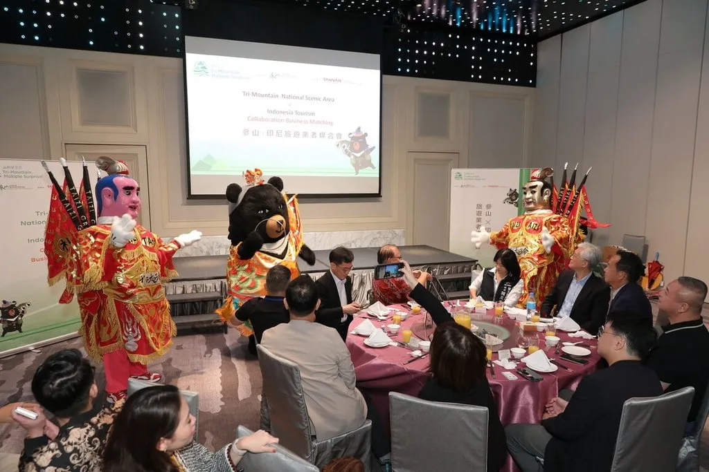 台灣觀光大使「喔熊組長」扮電音三太子熱情表演。參山國家風景區管理處提供