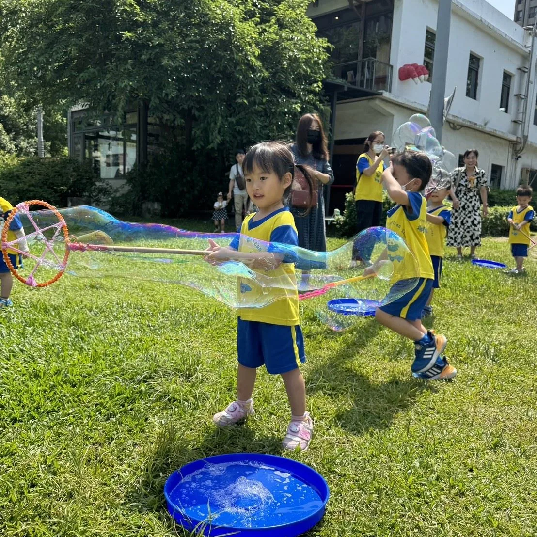 田間有吹泡泡與滾球遊戲，資料照。竹縣府提供