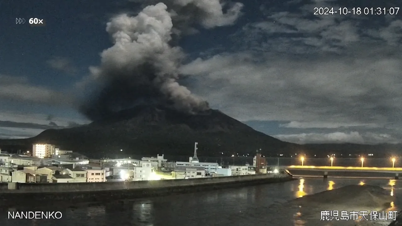 火山灰搭著濃煙直衝4千公尺空中。翻攝自株式會社南電工官方《YouTube》頻道