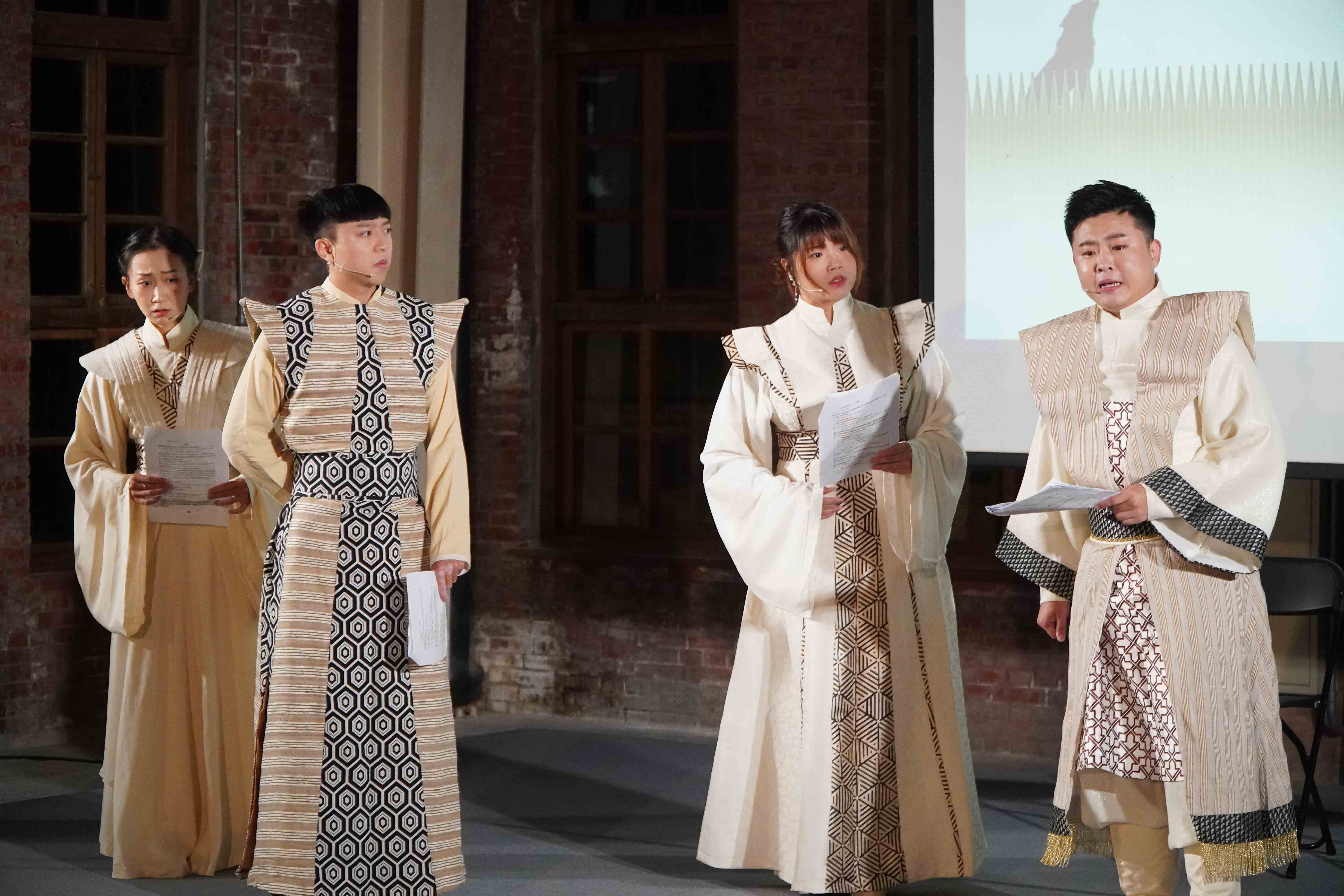 榮興客家採茶劇團改編《白牙》客語版內容為劇本,演繹呈現文學劇場。客委會提供