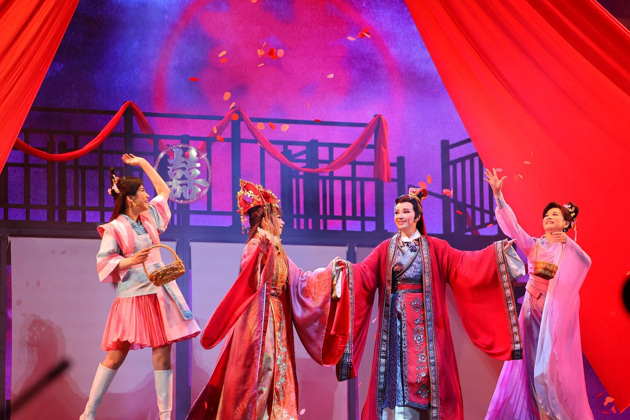 《孟婆客棧：世紀婚禮》將舞台打造成幸福、喜氣的溫馨宴席。文化部提供