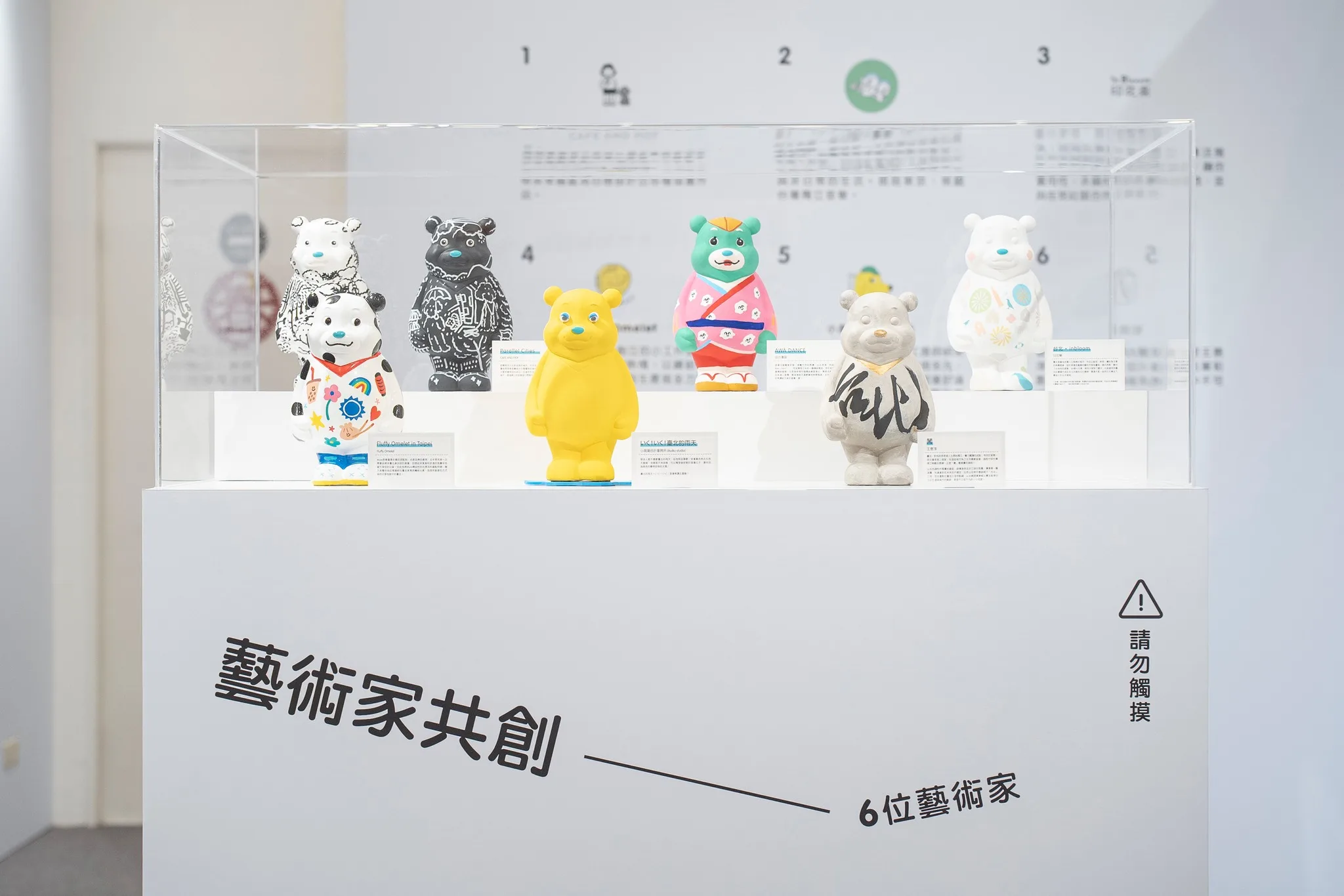 作家一筆一畫在素胚上創作心中的臺北。熊讚Bravo提供
