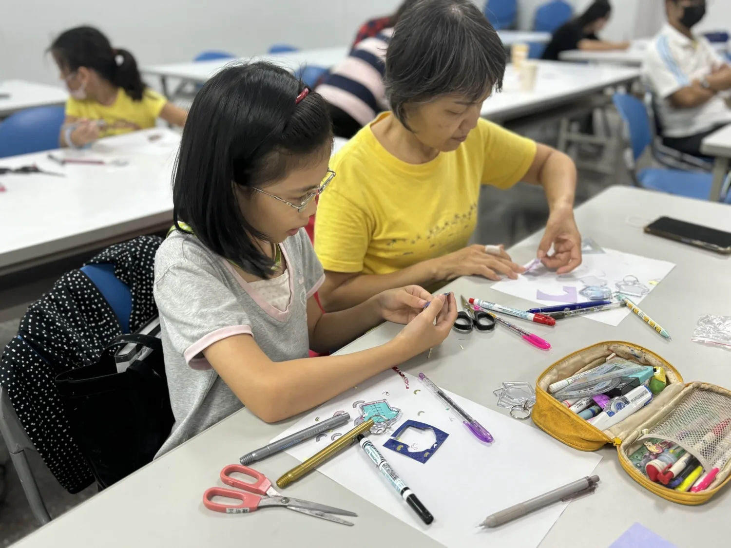 兒童親自手作藍衫鑰匙圈送給日本。高市府客委會提供