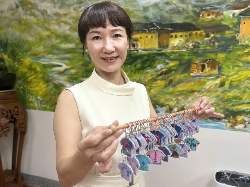 高雄客家兒童合唱團將帶著99個手作的藍衫鑰匙圈,送給1月能登半島地震的受災者。高市府客委會提供