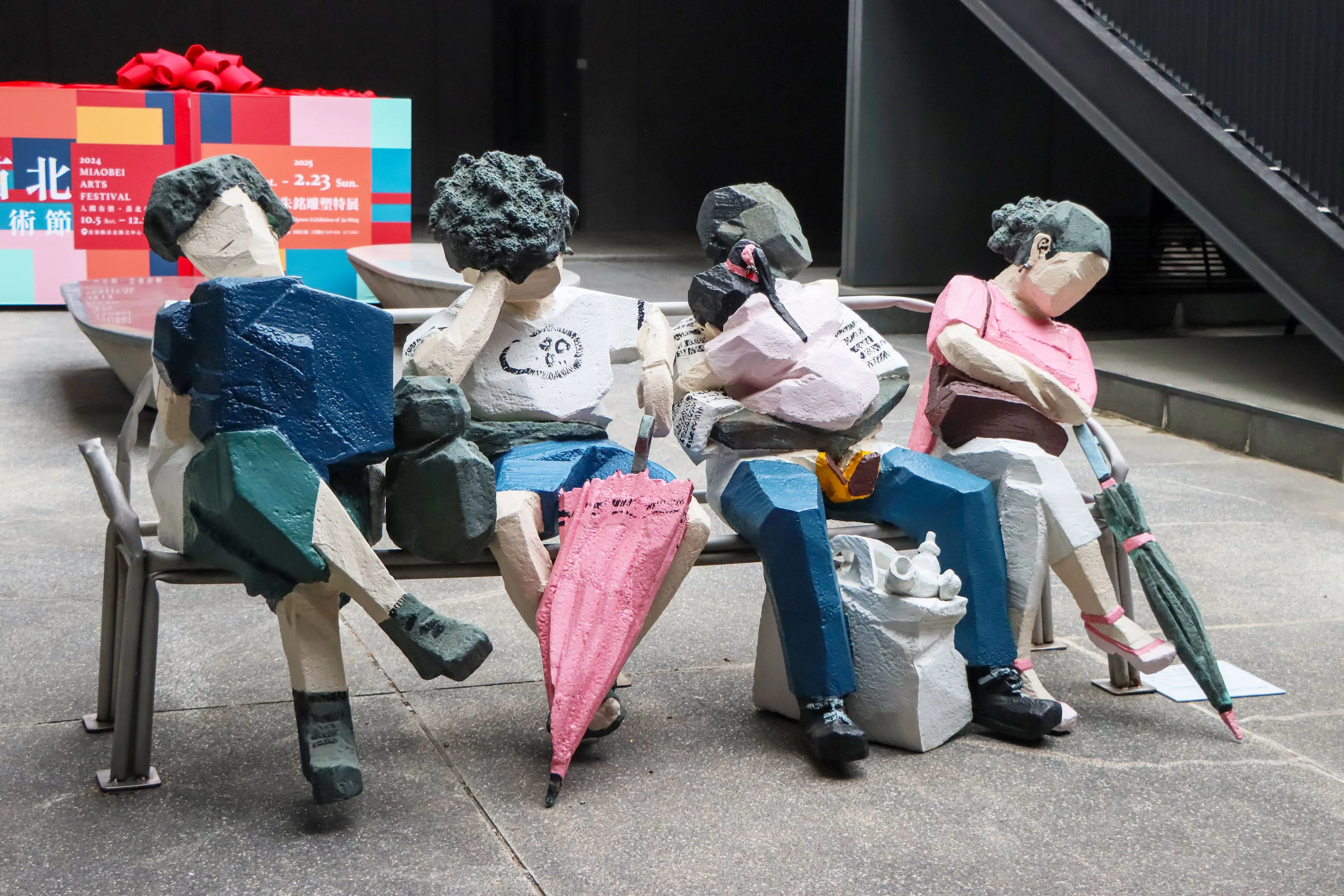 朱銘彩繪人間系列作品。苗縣府提供