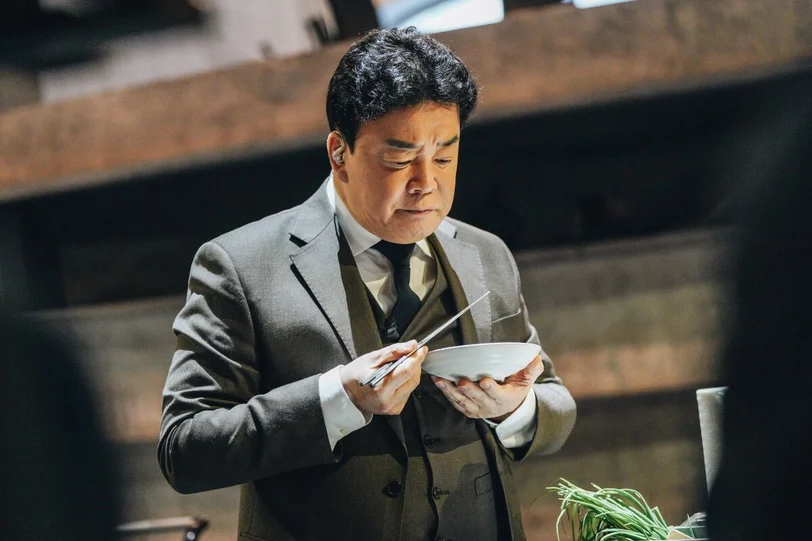 擔任Netflix《黑白大廚：料理階級大戰》主評審的白種元，是韓國人心中的「第一美食評論家」。翻攝自Netflix