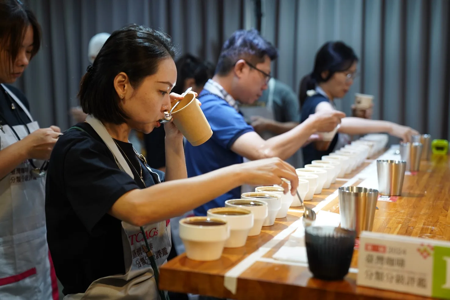 2024第一屆臺灣咖啡分類分級(TCAGs)評鑑賽評審杯測情況。茶改場提供