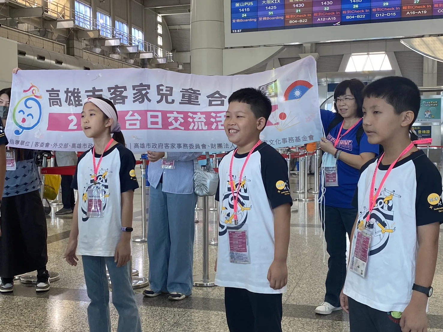 高雄客家兒童合唱團在小港機場快閃演唱2首歌曲。高雄市客委會提供