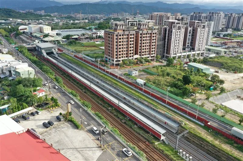 鳳鳴臨時車站站體、鐵軌配置。鐵道局提供