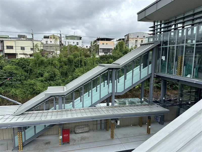 鳳鳴臨時車站至月台層樓梯。鐵道局提供