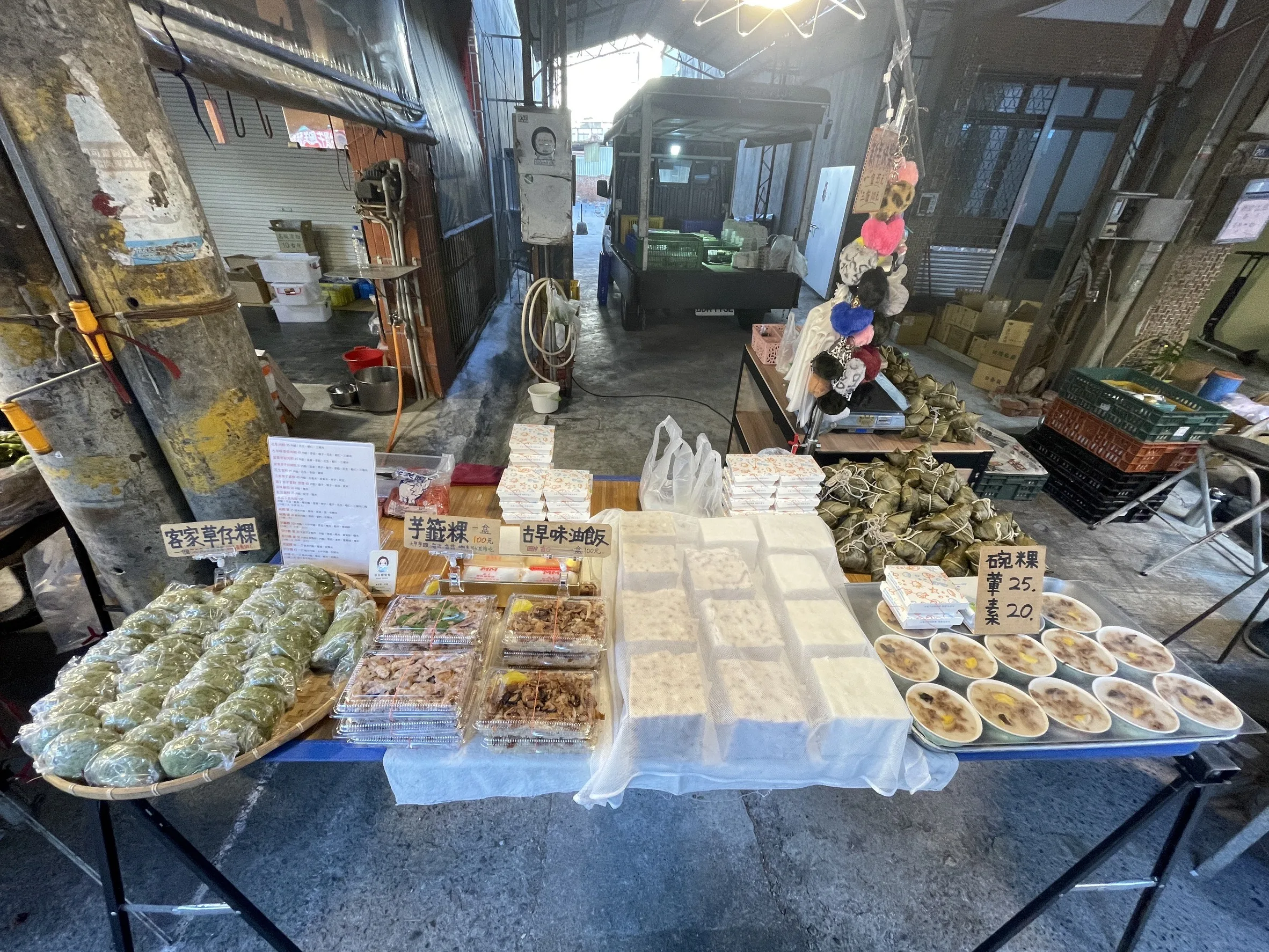 今年市集規模擴大至60個攤位，包括客家擂茶、仙草、菜頭粄及與芋仔粄等在台南較少吃到的客家美食。台南市政府提供