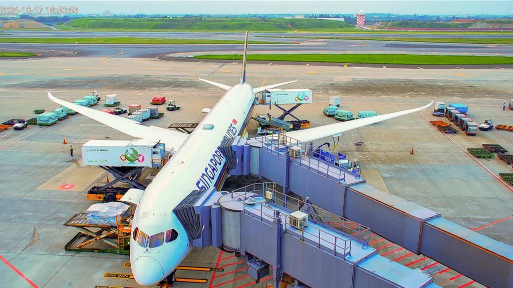 桃園機場直播鏡頭，可零時差看到機坪空橋接駁、地勤作業及拖機等實況。桃園機場公司提供