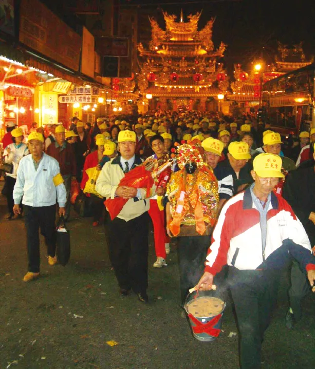 湖口三元宮北港進香離開時的媽祖金身與香火。羅烈師攝