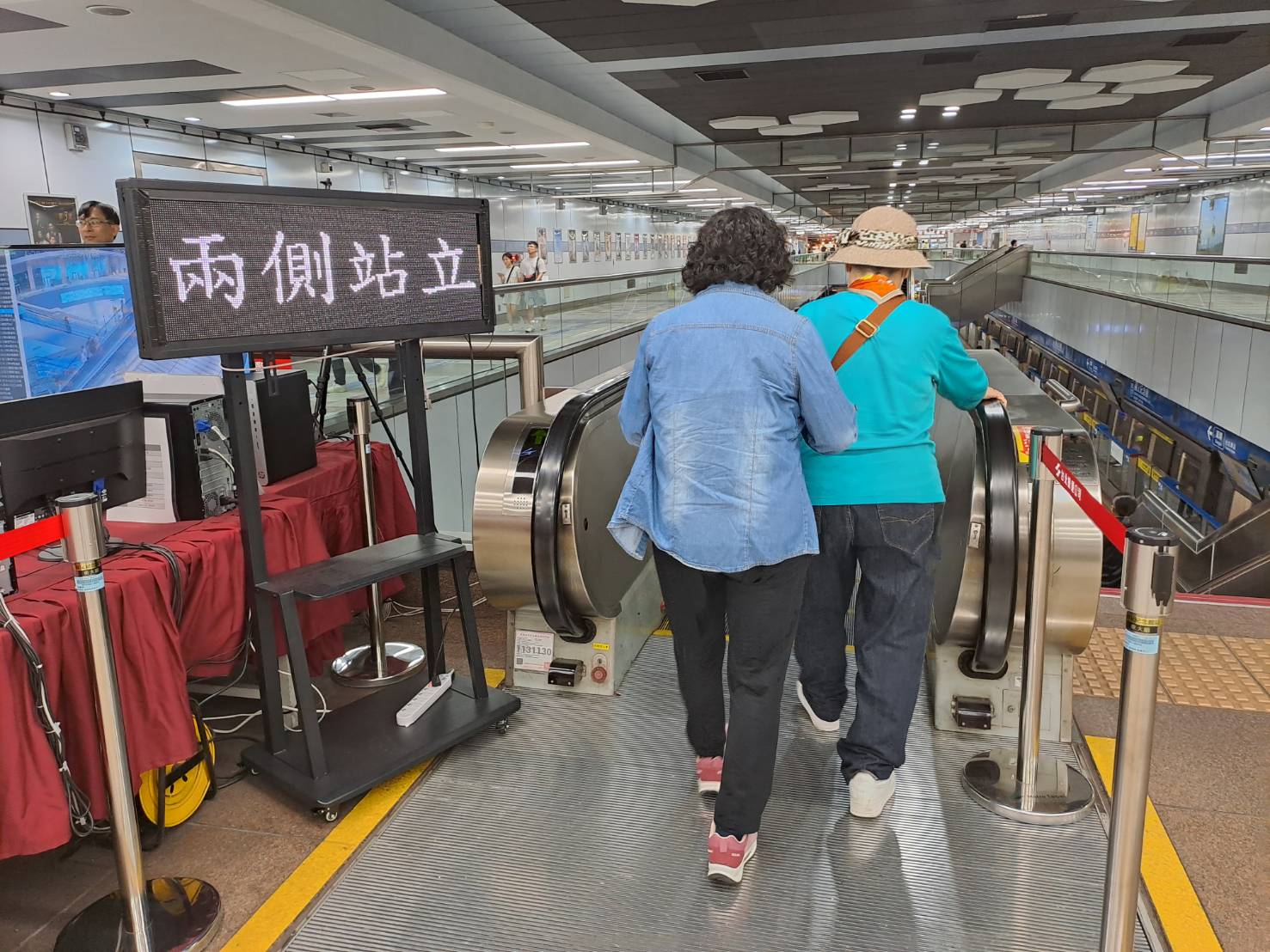 北捷宣導電扶梯兩側均可站立。台北捷運公司提供