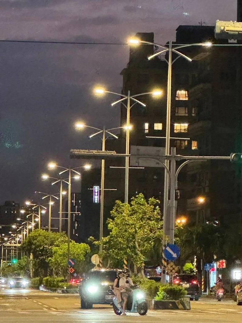 竹北市預計2028年前汰換全市傳統路燈。竹北市公所提供