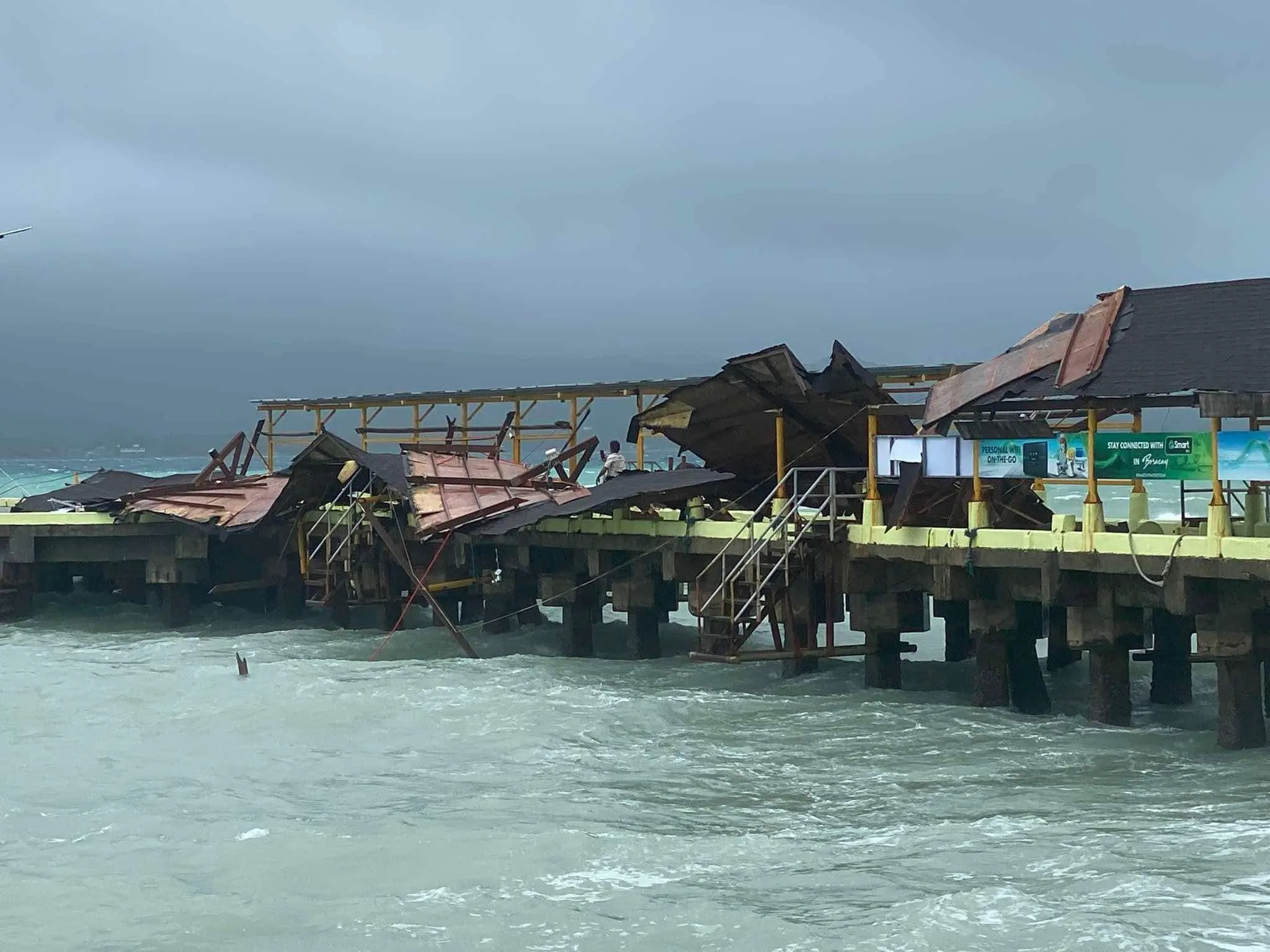 颱風潭美今天在菲律賓登陸，強大風雨造成建物災損，圖為長灘島設施，遭強風摧毀。翻攝FB/Philippine Star