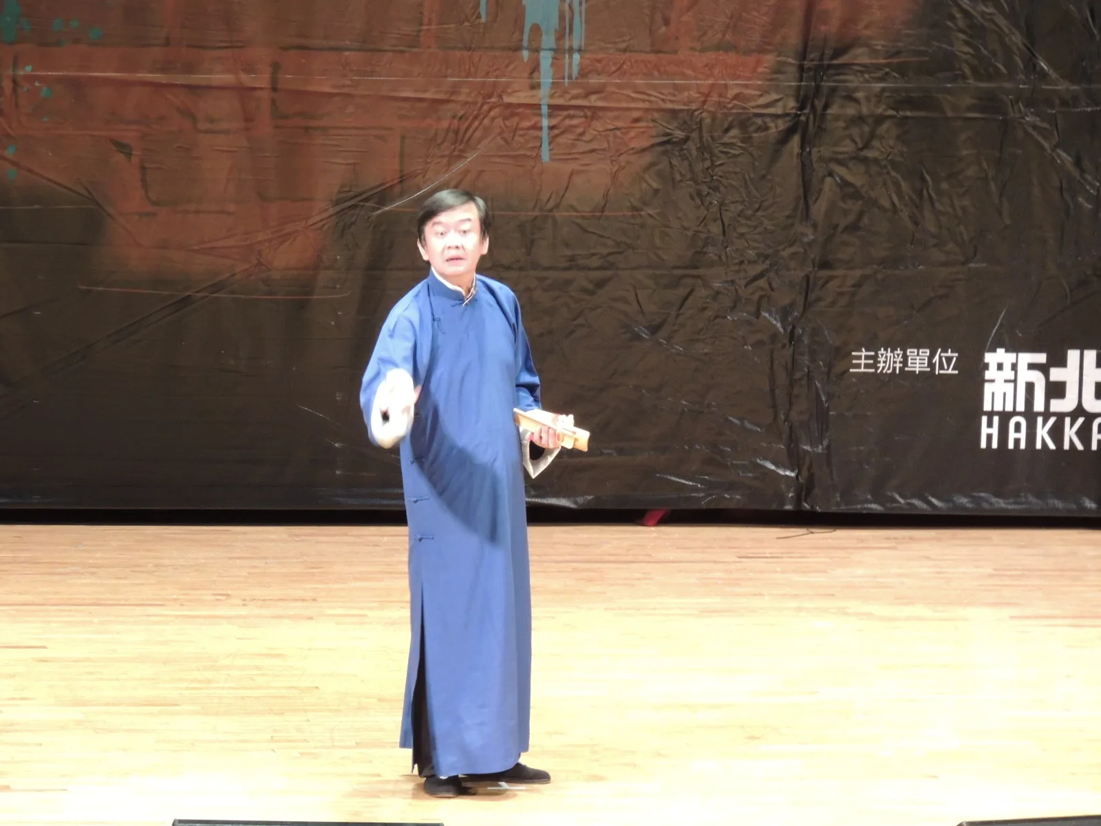 張春泉老師將以竹板快書介紹菜餚,資料照。新北客家局提供