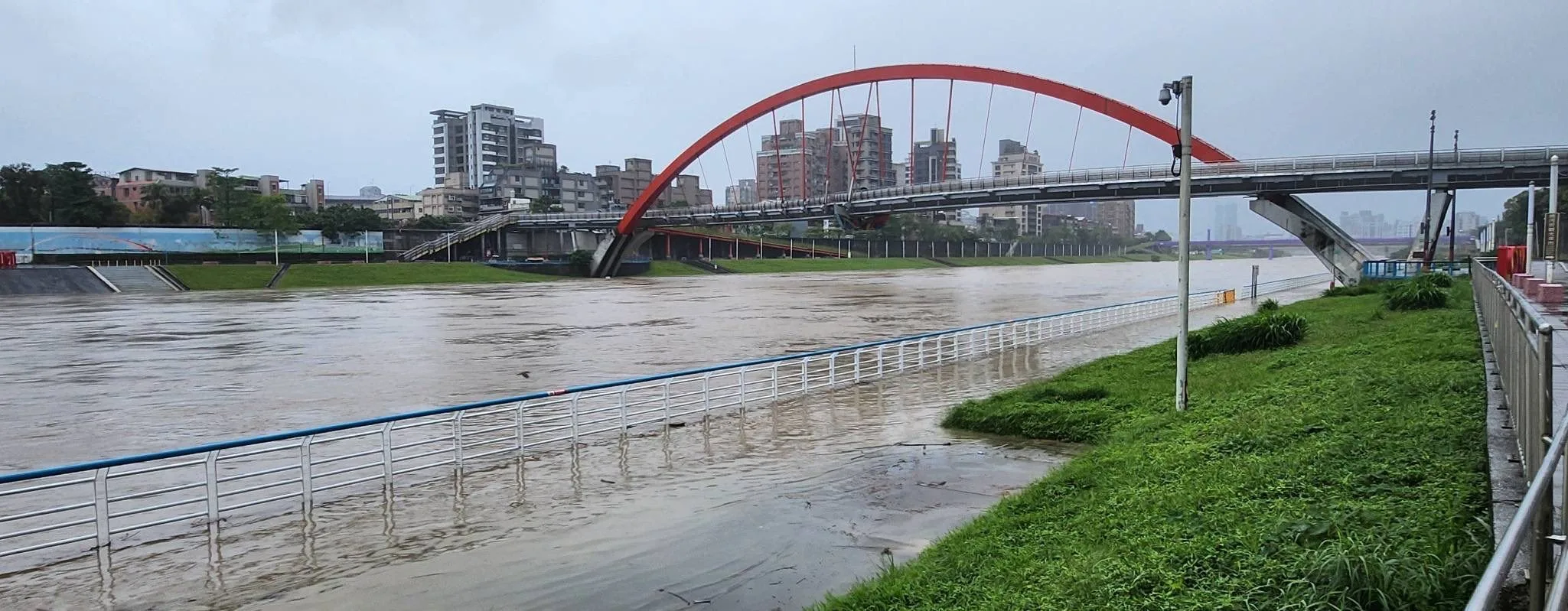 基隆河上游持續降雨造成水位上漲，北市水利處呼籲市民遠離河濱以策安全。台北市水利處提供