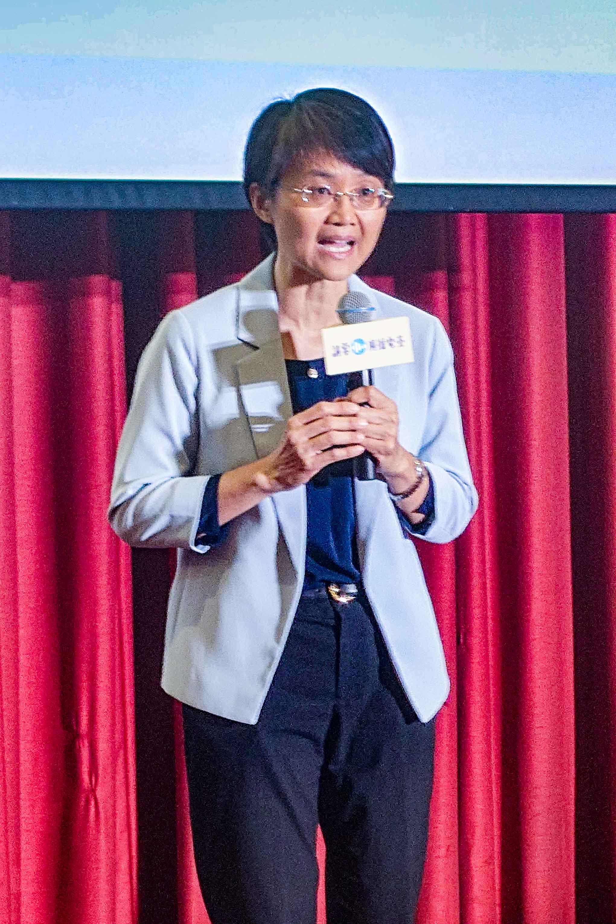 現任客委會主委古秀妃，曾擔任高雄、台南市客委會主委，基層閱歷豐富。何來美攝