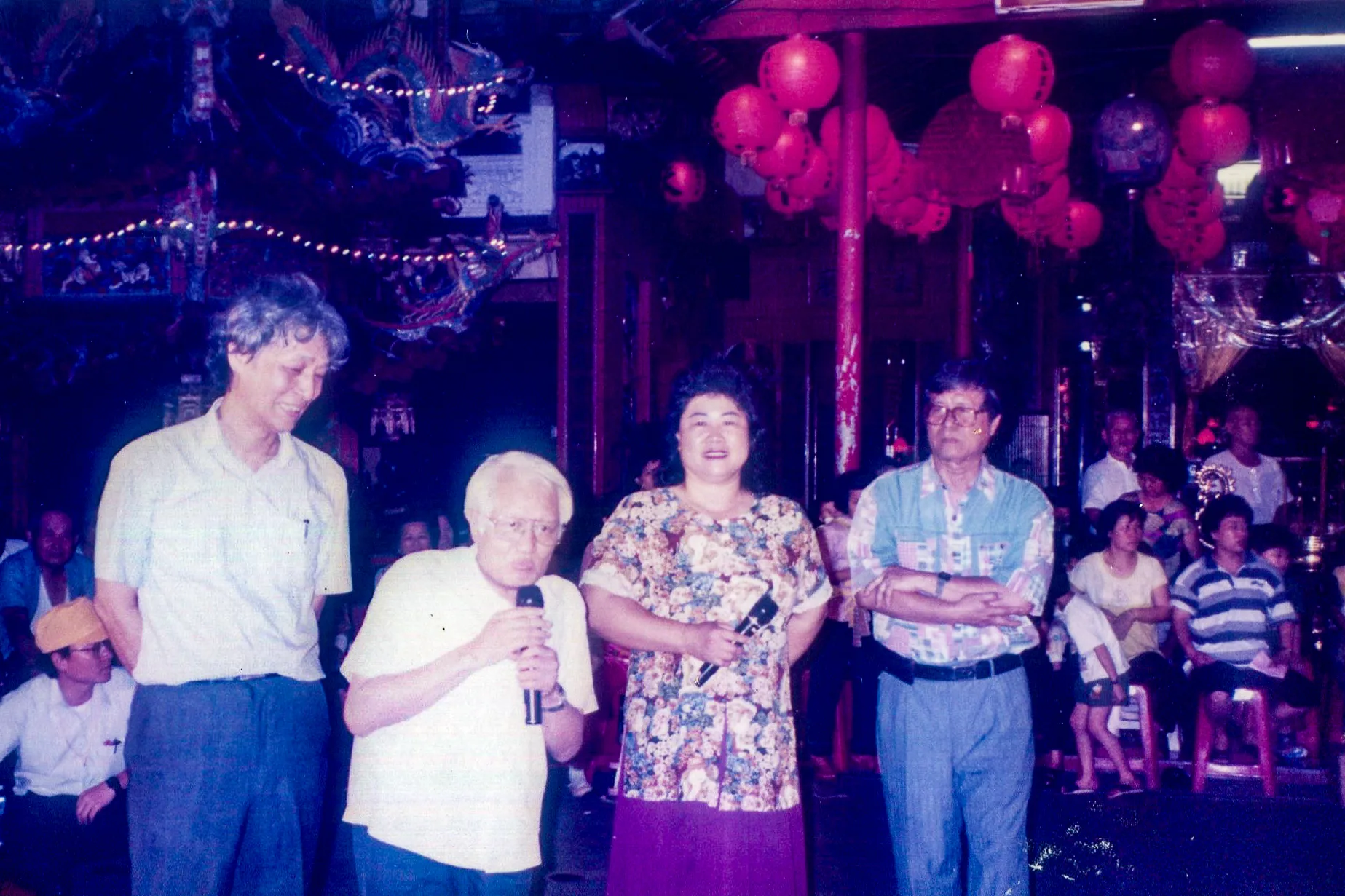 美濃客庄文風鼎盛，苗栗縣水彩畫家張秋臺（左一）近30年前率苗栗縣南河國小學生到美濃交流，在廟埕與美濃作家鍾鐵民（左二）、畫家曾文忠（右一）等人合影。何來美攝
