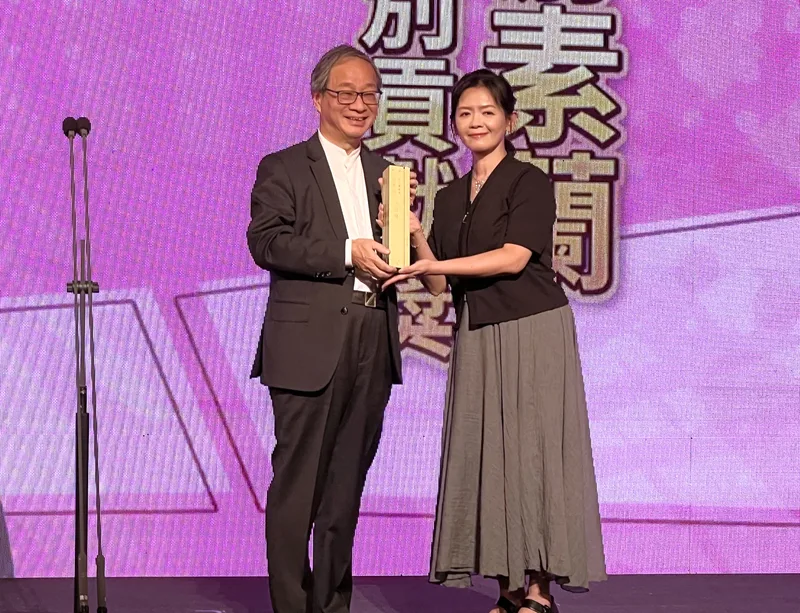 文化部長李遠(左)頒發特別貢獻獎給游素蘭。中央社