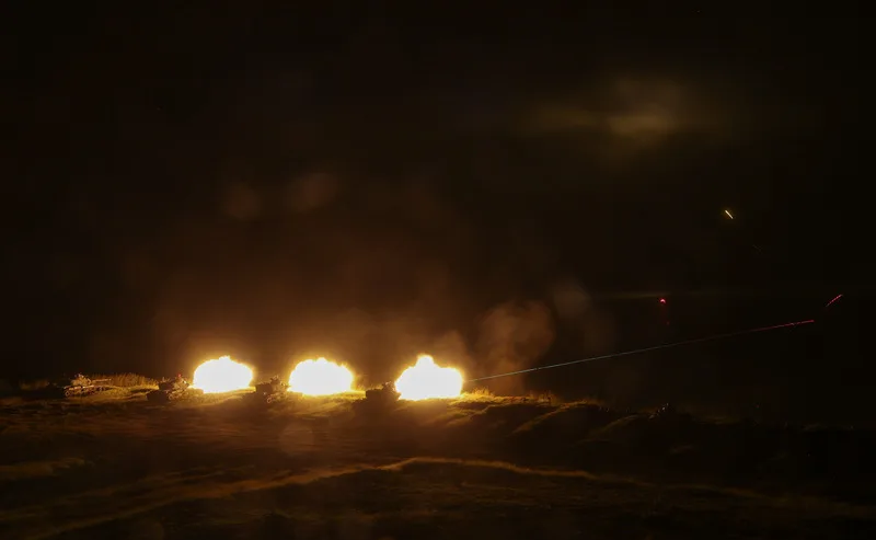 國軍第一作戰區24日執行「鎮疆操演」首次夜間實彈射擊訓練。中央社